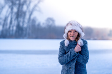 Obraz premium young woman in winter clothes in nature