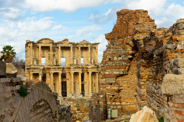 Fototapeta premium Celsus library in antique Ephesus on sunny day, Selchuk, Turkey