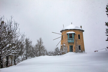 Photo of a windmill taken in a snowy landscape. Moreover, this photograph belongs to divide the turkey from the brine of the most beautiful places.