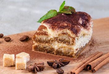  A piece of delicious tiramisu is the perfect breakfast or dessert. Star anise and cane sugar complete the composition
