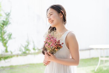 お花を持った若い日本人女性　ポートレート