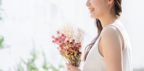 お花を持った若い日本人女性　ポートレート