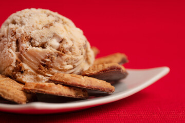 Frische Kugel Spekulatiuseis mit Spekulatius
