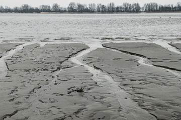 Die Flut kommt; Strand an der Unterelbe in Schulau