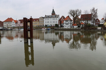 Fototapeta premium Romantisches Glückstadt; Häuserzeile am Binnenhafen
