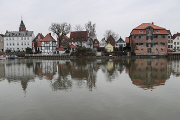 Norddeutsche Kleinstadtidylle; Häuserzeile am Binnenhafen in Glückstadt