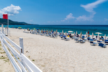 Obraz premium spiaggia 01 -spiaffia bianca con ombrelloni mare e nubi bianche.