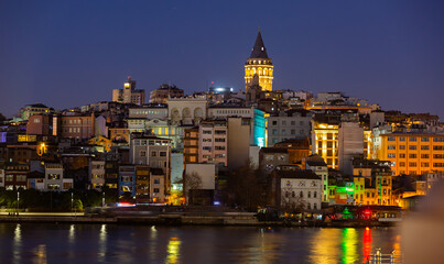 Evening view of Yeni Mosque and Galata Bridge in Istanbul, Turkey