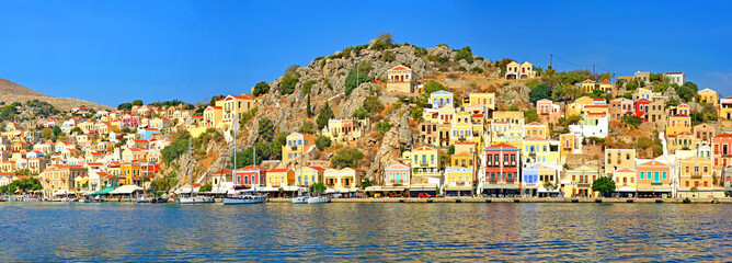 Symi - schönste griechischen Insel mit Stattdessen unzählige Minivillen in Pastellfarben an einen Hügel geklatscht