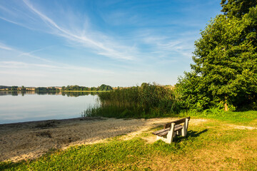 Landschaft mit See und Sitzbank in Potzlow