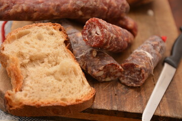 Fototapeta na wymiar salame e salsiccia di maiale tipico cibo del sud Italia per la festa della Pasqua