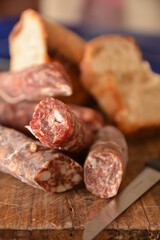 salame e salsiccia di maiale  tipico cibo del sud Italia per la festa della Pasqua