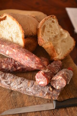 salame e salsiccia di maiale  tipico cibo del sud Italia per la festa della Pasqua