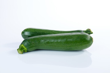 Zwei schöne frische Gemüse-Zucchini (vegetarische Zutat für die Salate, Gmüse und zum Grillen)