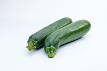 Zwei schöne frische grüne Bio-Zucchini auf einem weißen Hintergrund