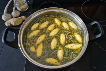 Suppe mit Nockerl, Leberspätzle, kleinen Leberknödel , Kurkuma und Kräutern