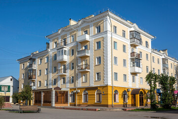 Fototapeta na wymiar Apartment building on the central square of the city of Leninsk-Kuznetsky