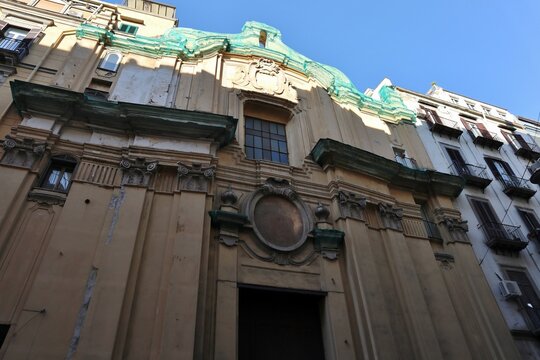 Napoli - Facciata della Chiesa della Concezione a Chiatamone
