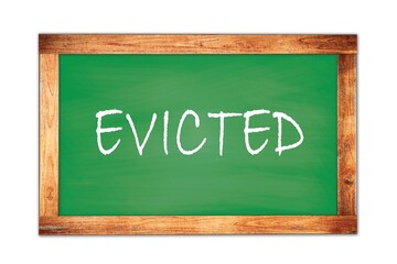 Obraz premium EVICTED text written on green school board.
