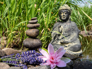 Buddha mit Balancesteinen in der Natur
