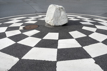 Verkehrskreisel mit Stein im Zentrum Wallis, Schweiz