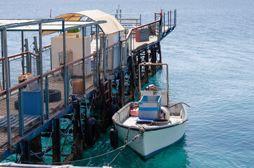 Fototapeta na wymiar boat on the sea at the fishing pier