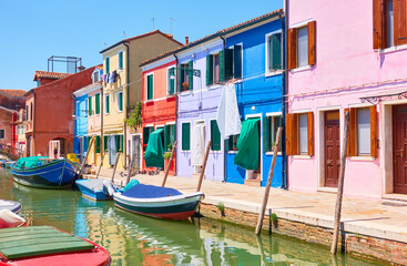 Fototapeta na wymiar Colorful buildings bu canal in Burano in Venice