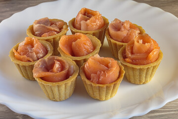 Tasty tartlets with salted salmon.