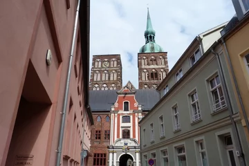 Photo sur Plexiglas Cracovie Ravensberger Straße Stralsund mit Nikolaikirche
