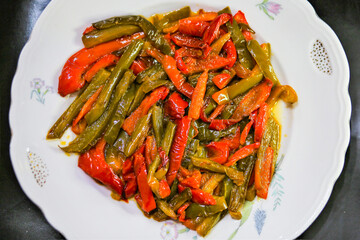 Piatto di peperoni arrostiti e conditi con olio e sale