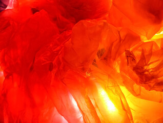 background abstrak dari tas plastik warna orange dan merah
