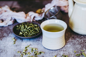 Infusion de plante herbe verveine pour se relaxer ç la maison