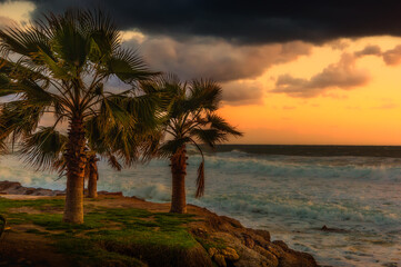 Fototapeta na wymiar Cloudy sunset in the stormy sea on a tropical island.
