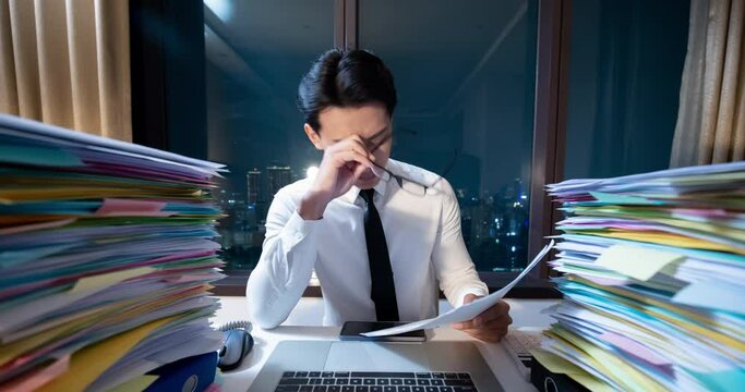 Timelapse businessman overtime work