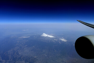 Naklejka na ściany i meble 飛行機から眺める日本の名峰「富士山」