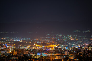 Obraz premium Elevated view of Skopje cityscape at night