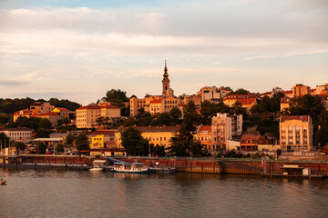 Obraz premium View of Belgrade city by Danube river at dawn