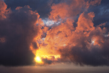 Ciel coloré et dramatique avec nuages