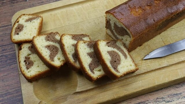 marbr&eacute; au chocolat coup&eacute; en tranches sur une planche &agrave; d&eacute;couper