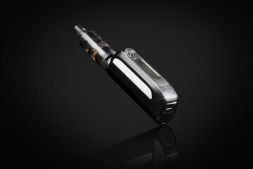 Vaporizer E-Zigarette mit Spiegelung auf schwarzem Hintergrund