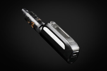 Vaporizer E-Zigarette mit Spiegelung auf schwarzem Hintergrund