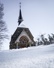Fototapeta na wymiar small chapel in the snow