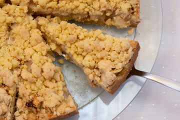 Angeschnittene Apfeltorte
