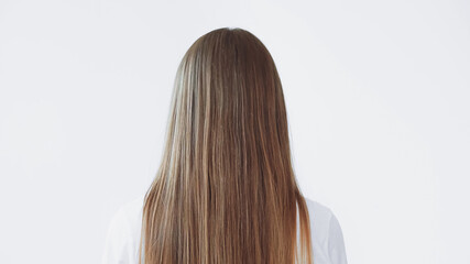 Naklejka premium back view of woman with shiny long hair isolated on white
