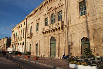 Fototapeta na wymiar ancient stone building in vittoriosa in malta