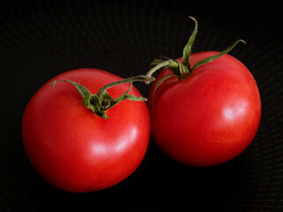Zwei Tomaten vor schwarzem Hintergrund