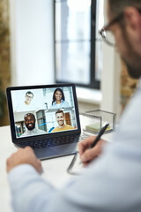 Writing down the best ideas during the online meeting