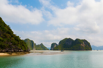 Fototapeta na wymiar Bai Tu Long Bay cruise Halong Vietnam