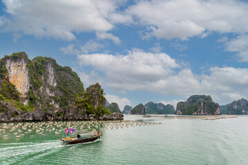 Fototapeta na wymiar Bai Tu Long Bay cruise Halong Vietnam