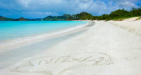 Vue d'une plage de sable fin dans les Caraïbes. Antigua, plage de la vallée de l'église. Ile des Caraïbes.	